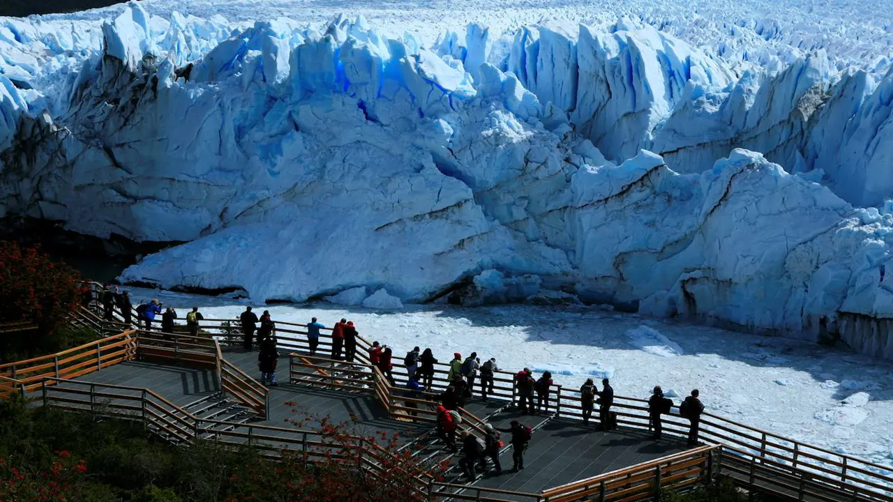 Aussichtsplattformen des Perito-Moreno-Gletschers vor der Eiswand in El Calafate