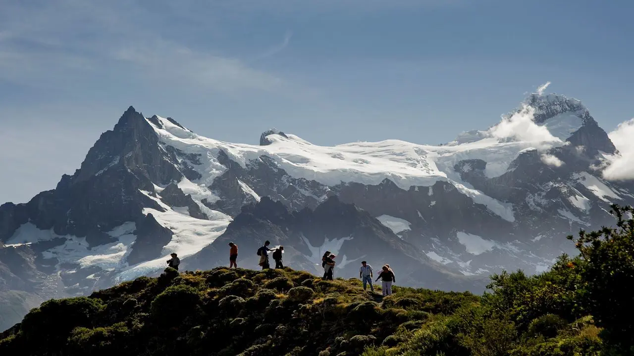 Landschaft des Nationalparks Torres del Paine und die Cuernos del Paine im chilenischen Patagonien