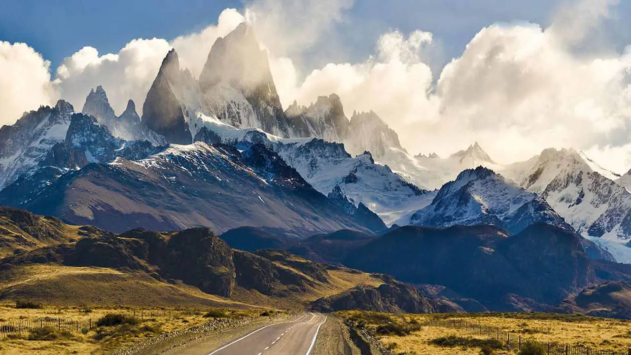 Asphaltierte Route 40 durch die patagonische Steppe in Richtung Anden